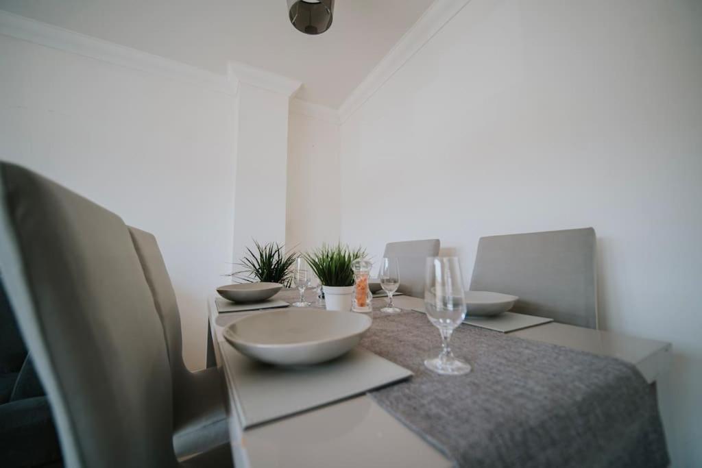 באת' Linen Cottage- Parking, Leds, 4K Tvs, 5G Wifi And More! מראה חיצוני תמונה