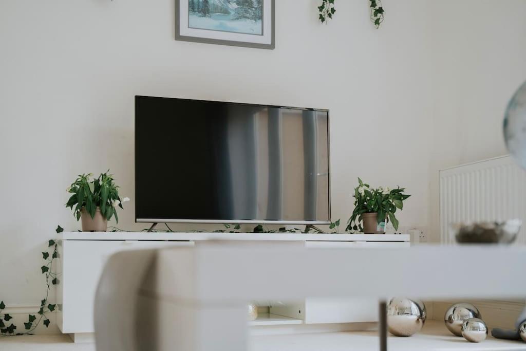 באת' Linen Cottage- Parking, Leds, 4K Tvs, 5G Wifi And More! מראה חיצוני תמונה